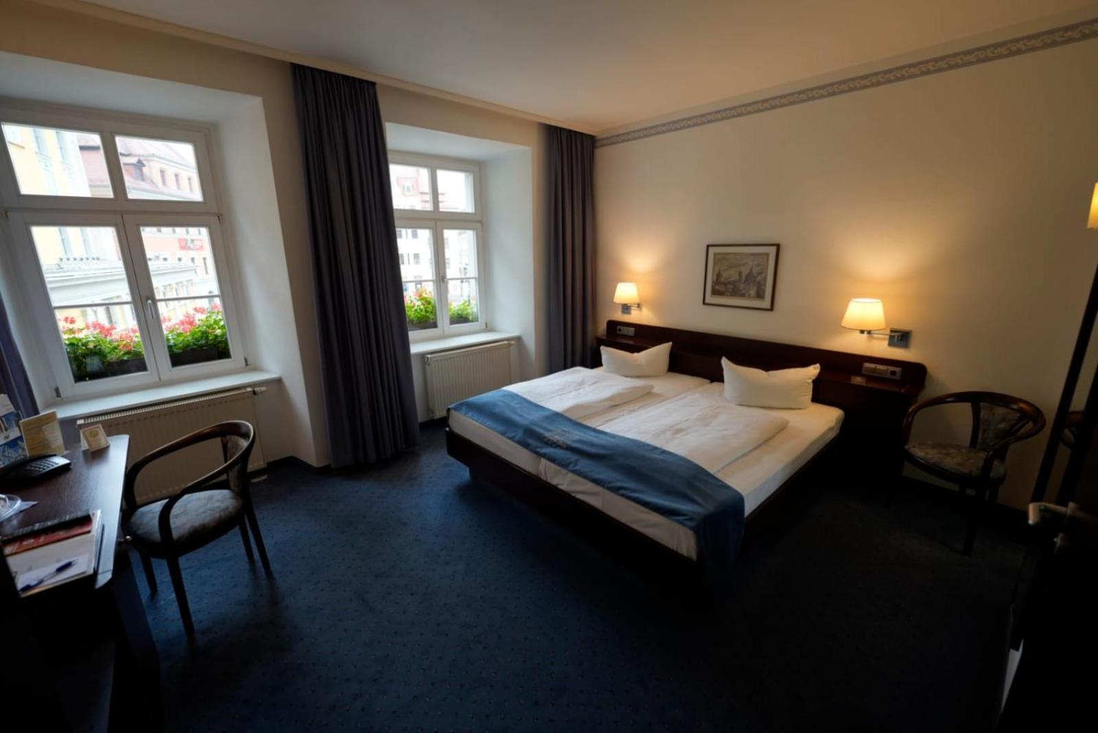 Hotel Goldener Adler เบาท์เซน ภายนอก รูปภาพ